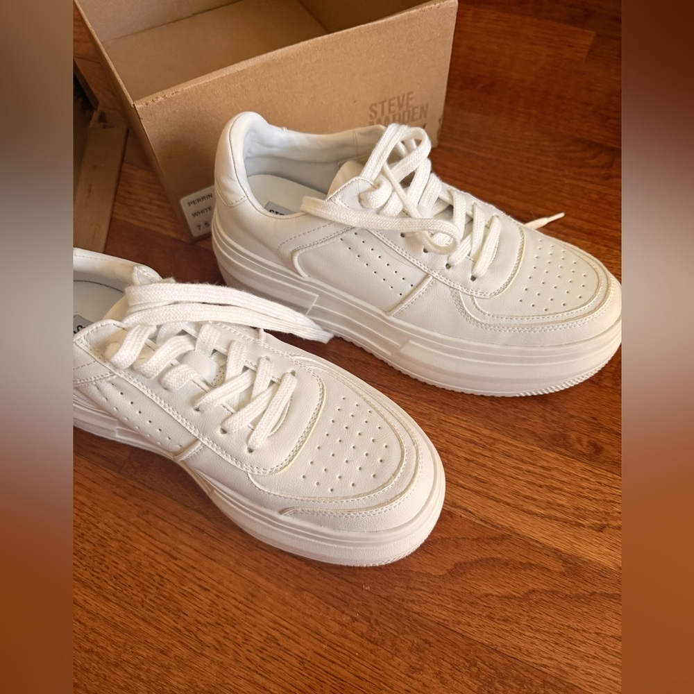 BRAND NEW! Steve Madden White Perrin Footwear